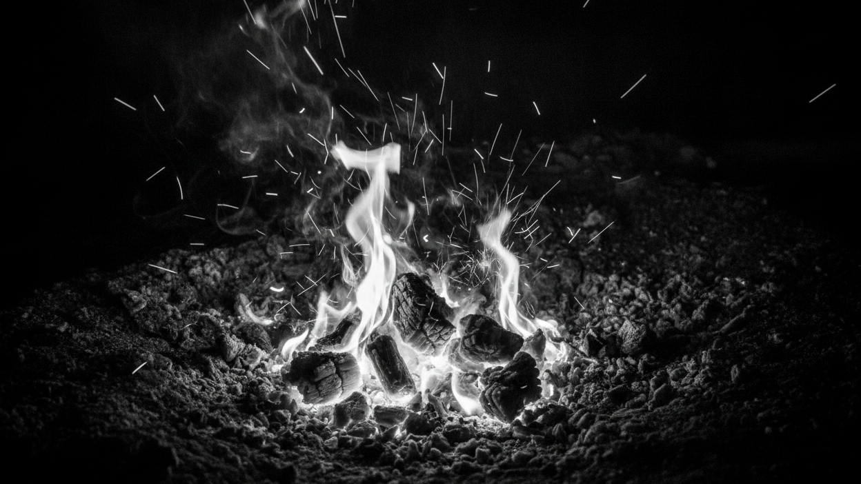 un fondo de pantalla que se trate de ascuas, pero en blanco y negro, que represente la motivación para entrenar